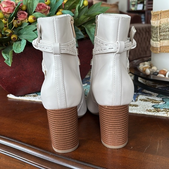 Brand New Bandolino Ivory Stacked Heeled Ankle Boots Bow Wrapped Strap - Picture 5 of 16
